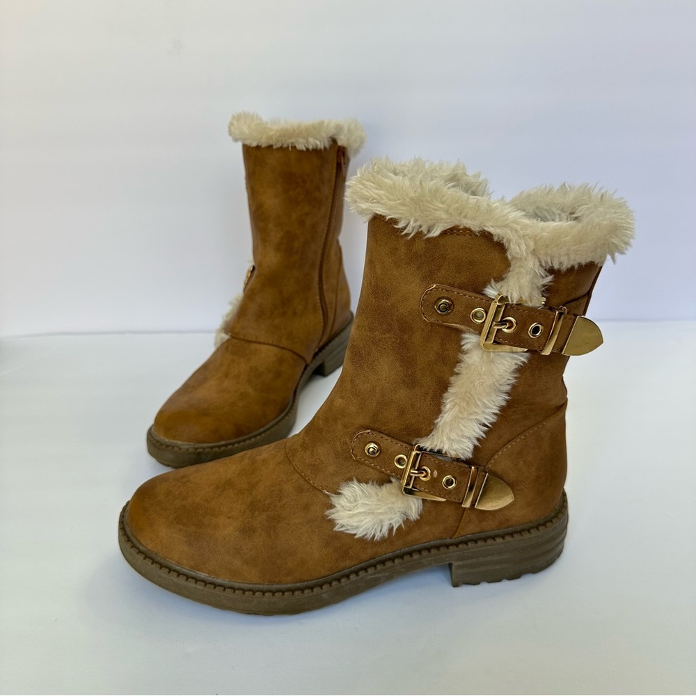 GBG Los Angeles 7 Women's Garit Lug Sole Tan Furry Gold Buckle Accent Boots